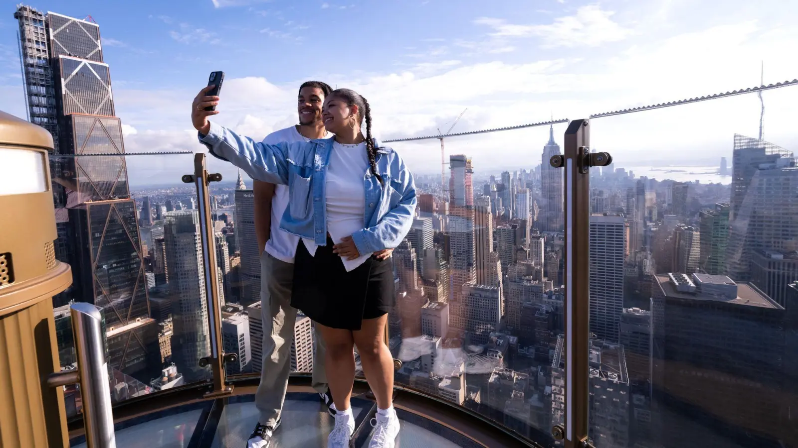 High Life im Big Apple: Von der Spitze des Skylifts auf dem Rockefeller Center hat man Manhattan unter sich. (Foto: Diane Bondareff/AP Content Services for Tishman Speyer/Rockefeller Center/dpa-tmn)