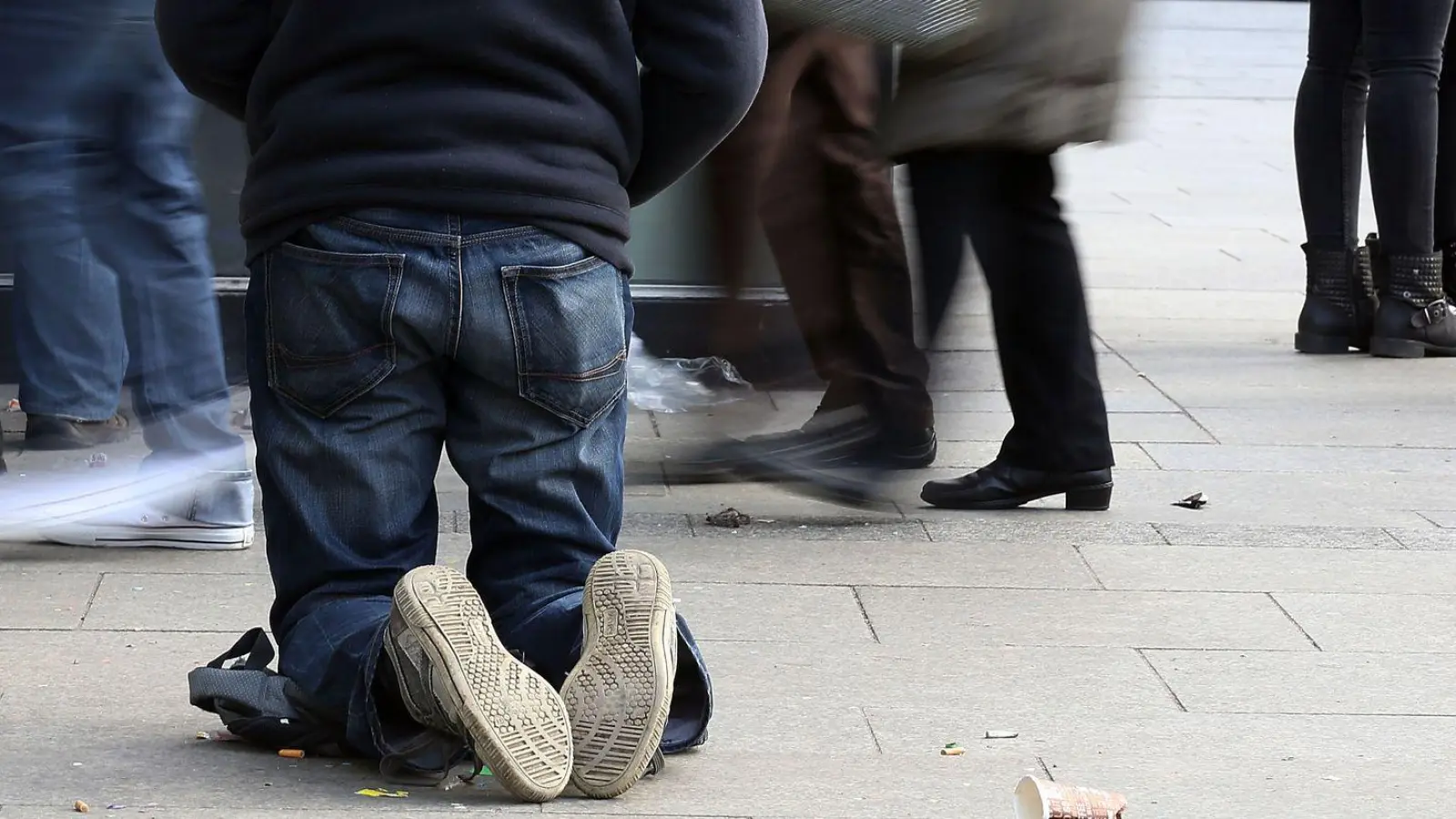 Der Deutsche Knigge-Rat empfiehlt, bettelnden Menschen freundlich und respektvoll zu begegnen. (Foto: Oliver Berg/dpa/dpa-tmn)