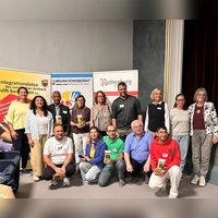 Diese Gruppe gestaltete den Filmabend im Musiksaal. Gezeigt wurde „Wir sind jetzt hier”, ein Film über sieben junge Männer, die im Jahr 2015 aus Somalia und Eritrea, Syrien, Afghanistan und dem Irak nach Deutschland geflohen waren. (Foto: Adriana Herrscher)