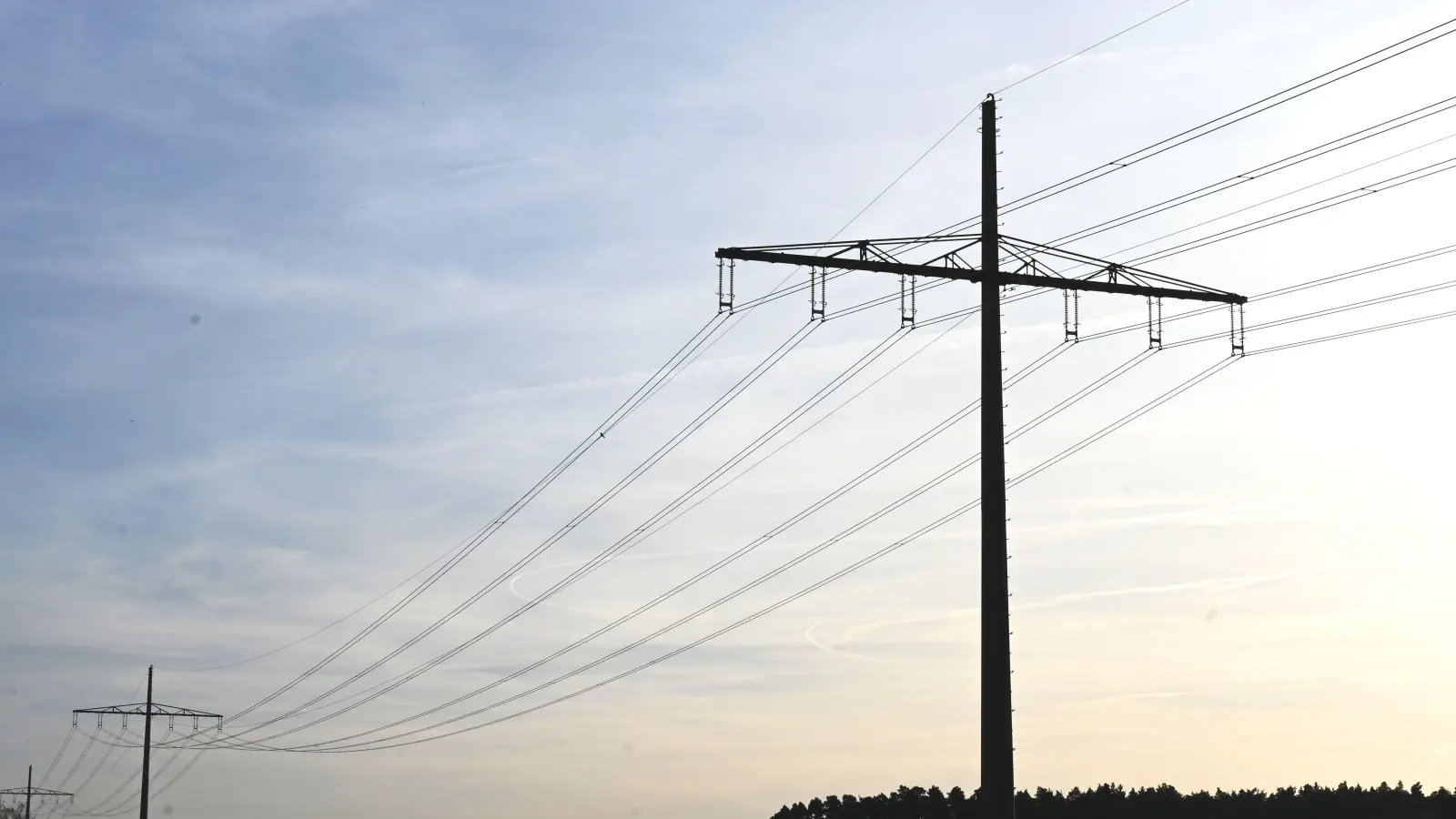 Die Hochspannungsleitung, wie hier in Petersaurach, soll zwischen Neudorf (Dietenhofen) und Endsee verstärkt werden. (Symbolbild: Luca Paul)