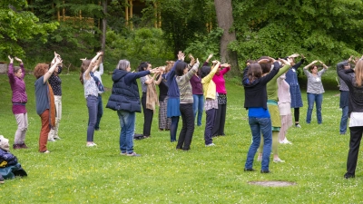 Mit einer Runde Tai Chi oder Qigong im Park des Wildbades in den Tag starten: Das schätzen die Teilnehmenden am TCM-Kongress in Rothenburg besonders. Anfang Mai wird er zum vorerst letzten Mal in der Tagungsstätte an der Tauber stattfinden. (Foto: Lars Krux)