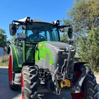 Hermann Zeller hat eine Woche lang einen E-Traktor auf seinem Hof in Ipsheim getestet. (Foto: Tanja Zeller)