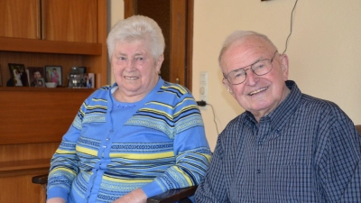 Ein eingespieltes Team bis zum heutigen Tag: Gerda und Helmut Raab sind seit 65 Jahren glücklich verheiratet. Die beiden gaben sich einst in der St. Bartholomäuskirche das Ja-Wort. (Foto: Christa Frühwald)