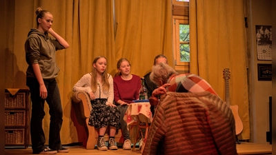 Christine Schmidt-Kraemer gibt den Hobby-Schauspielern Olivia, Leonie und Sophia Gegner, sowie Benedikt Amtmann (ganz rechts, verdeckt) Tipps für ihren baldigen Auftritt. (Foto: Tizian Gerbing)