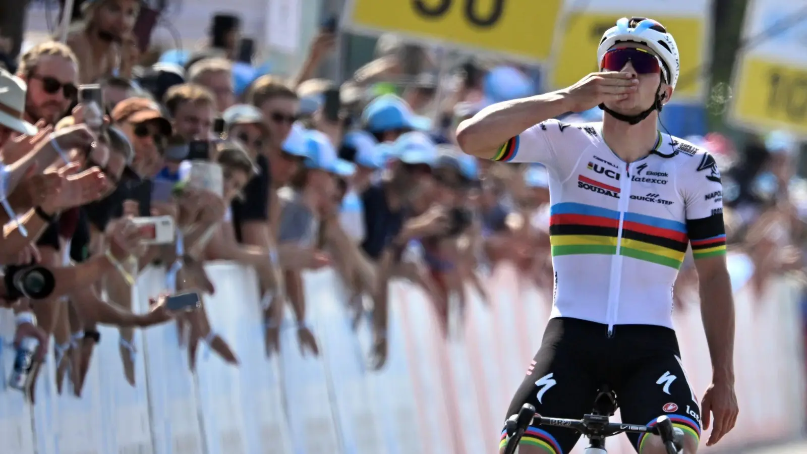 Remco Evenepoel aus Belgien widmete den Etappensieg dem verstorbenen Gino Mäder. (Foto: Gian Ehrenzeller/KEYSTONE/dpa)