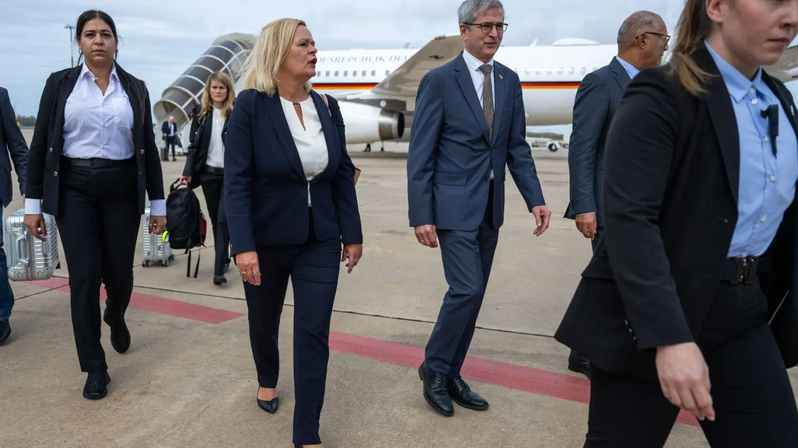 Für die Bundesregierung will Innenministerin Nancy Faeser ein Abkommen mit Herkunftsländern von Migranten wie Marokko schließen. Dazu flog sie nach Rabat. (Foto: Christophe Gateau/dpa)