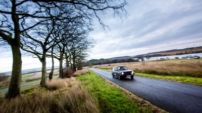 Zeig mal, was Du noch so alles kannst: Statt Kuchen zum 50. Jubiläum gab's eine Teilnahme an einer waschechten Oldie-Rallye. (Foto: Will Broadhead/dpa-tmn)
