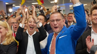 Die AfD-Chefs Alice Weidel und Tino Chrupalla jubeln in der AfD-Parteizentrale. (Foto: Joerg Carstensen/dpa)