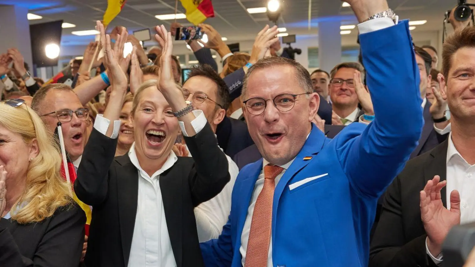 Die AfD-Chefs Alice Weidel und Tino Chrupalla jubeln in der AfD-Parteizentrale. (Foto: Joerg Carstensen/dpa)