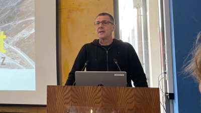 Professor Dr. Niko Paech von der Uni Siegen diskutierte mit den Schülern. (Foto: Jonas Volland)