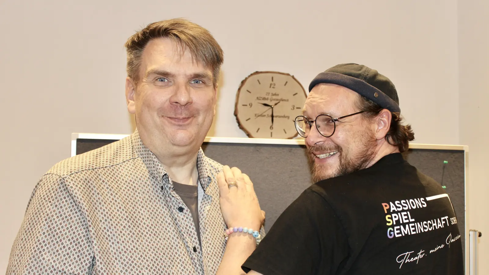 Vereinsvorsitzender und künstlerischer Leiter: Max Wechsler (links) und Andreas Satzinger (mit dem neuen Vereinslogo). (Foto: Hans-Jochen Teufel)