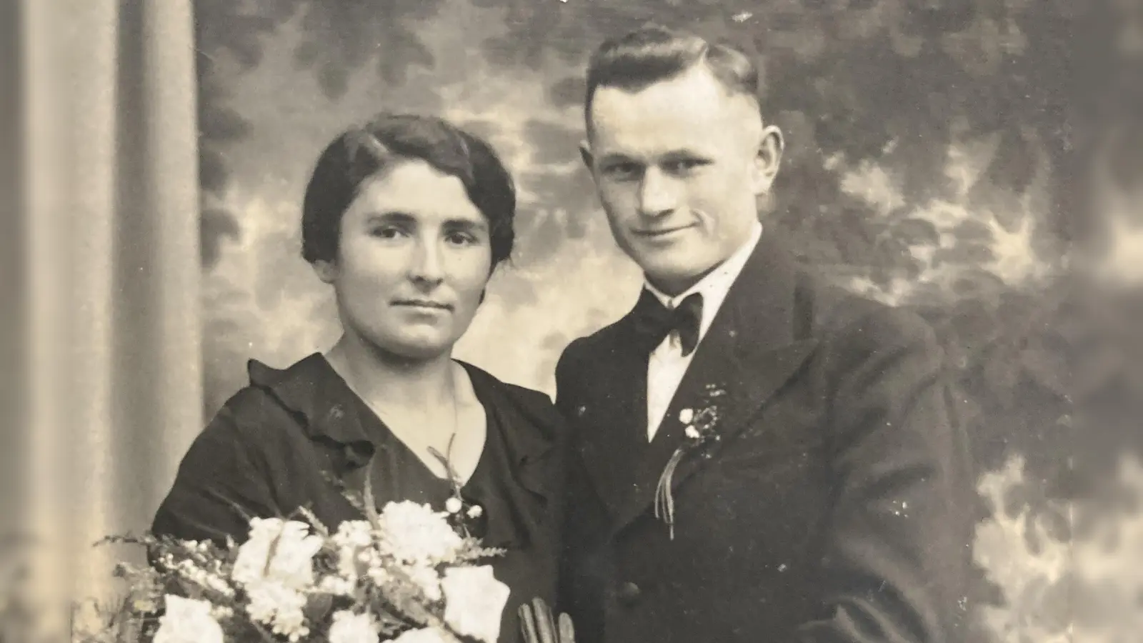 Margarete und Johann Fischer auf ihrem Hochzeitsbild aus dem Jahr 1934. Im Februar 1945 kamen das Ehepaar und seine beiden Kinder im Bombenhagel ums Leben. (Repro: Frank Wittmann)