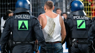 Die Polizei meldete mehrere Festnahmen. (Foto: Uwe Anspach/dpa)