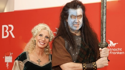 Mel Gibson in Unterfranken? Nicht ganz: Ministerpräsident Markus Söder als Braveheart mit Ehefrau Karin Baumüller-Söder. (Foto: Reinhard Zichy)