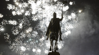 Das in Kraft getretene Gesetz verbietet unter anderem den Verkauf von Feuerwerkskörpern auf Märkten und an mobilen Verkaufsständen. (Archivbild) (Foto: Roman Vondrou/CTK/dpa)