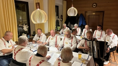 Im Namen des Sauerbratens kommt diese illustre Gesellschaft immer wieder zusammen. (Foto: Volker Raab)