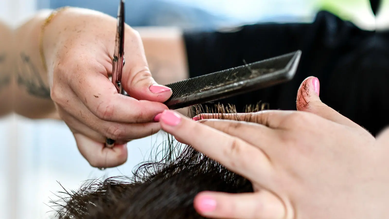 In bestimmten Bereichen und Branchen können Ausbildungsplätze nicht besetzt werden, darunter in den personennahen Dienstleistungen wie dem Friseurgewerbe. (Foto: Kirsten Neumann/dpa-tmn)