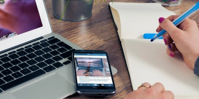 In der Regel zählen Anschreiben, Lebenslauf sowie Zeugnisse zu den Grundbausteinen einer Bewerbung – egal ob Sie sich online oder per Post bewerben. Ein Bewerbungsfoto ist dagegen kein Muss mehr.  (Foto: Pixabay)