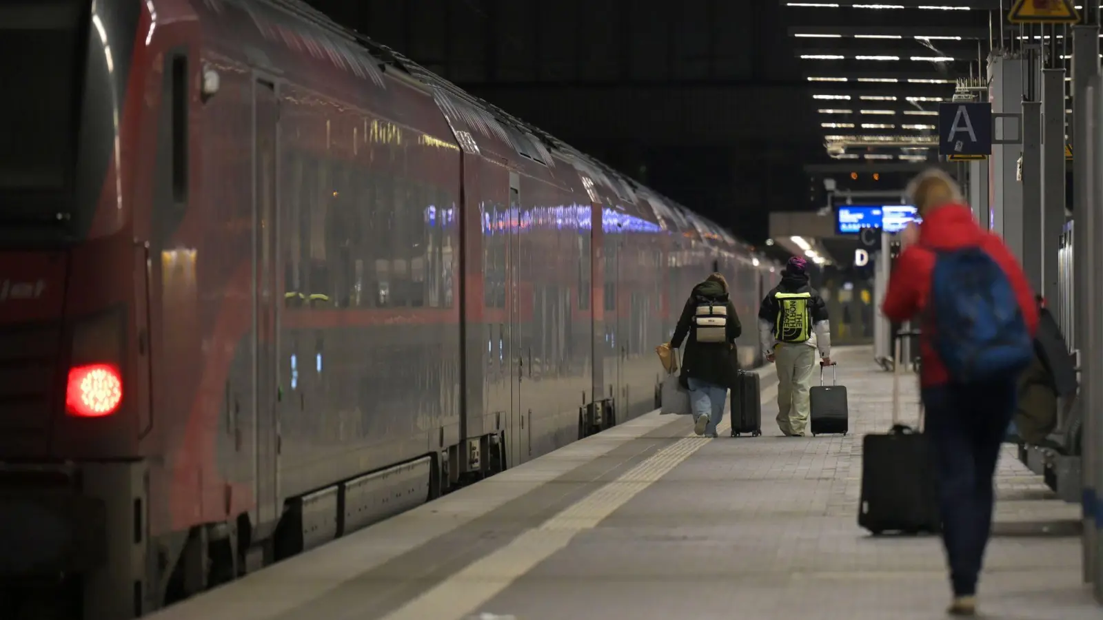 Reisende am Münchner Hauptbahnhof. Seit 1991 ist der Ausbau der Bahnstrecke Richtung Freilassing und Salzburg geplant. Nun könnte das Vorhaben ein weiteres Mal ins Stocken geraten. (Symbolbild) (Foto: Malin Wunderlich/dpa)