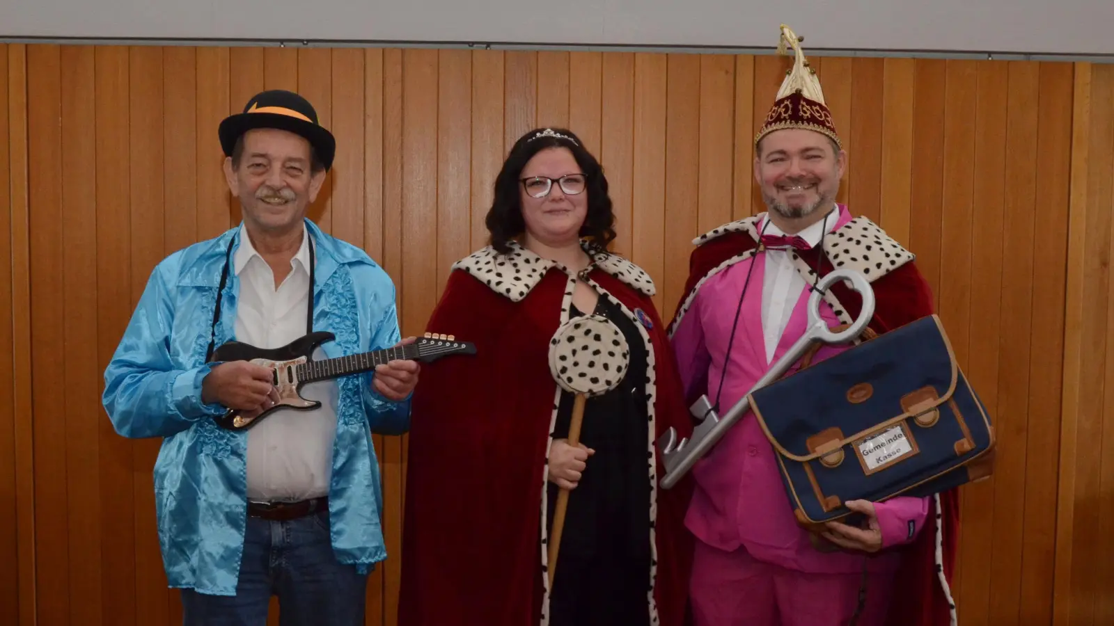 Das Faschingsprinzenpaar Harald I. und Tamara I. bedankte sich im Namen der Faschingsgesellschaft Wallhalla Dietenhofen bei Bürgermeister Rainer Erdel (links) für zwölf Jahre Brauchtumspflege mit einer Mini-E-Gitarre. Rathaus-Schlüssel und Gemeindekasse „klauten“ sie ihm ein letztes Mal. (Foto: Yvonne Neckermann)
