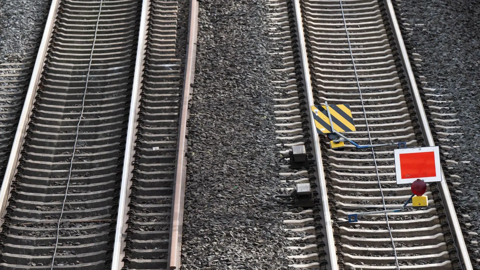 Am Dienstagvormittag kam es zu einer Streckensperrung bei Redwitz im Landkreis Lichtenfels. (Symbolbild) (Foto: Sebastian Gollnow/dpa)