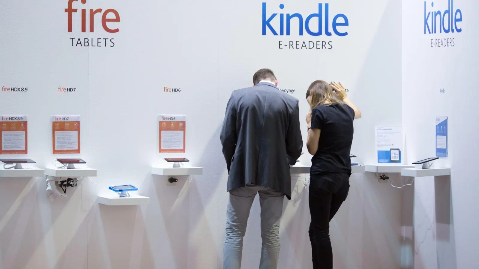 Ab dem 20. Mai lassen sich auf einer Reihe von älteren Reader-Modellen von Amazon nur noch im Speicher vorhandene E-Books darstellen und lesen. (Foto: Florian Schuh/dpa-tmn)