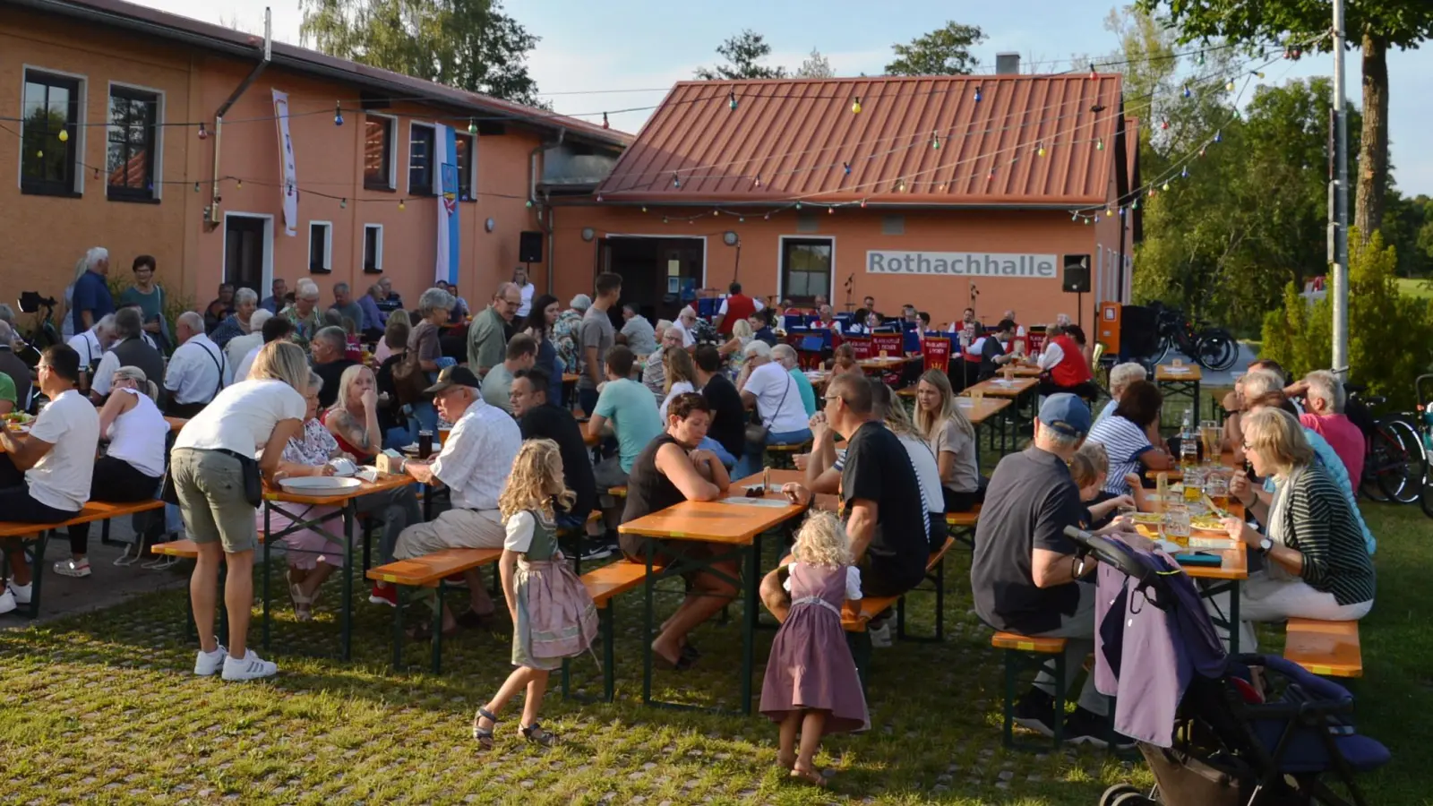 In und um die Rothachhalle wird in Mönchsroth Kirchweih gefeiert.  (Foto: Peter Tippl)