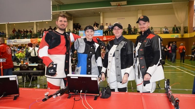 Ein erfolgreiches Quartett im Luftgewehrschießen (von links): Sebastian Hahn und Tamara Hüttner (beide SG Ansbach) sowie Daniel und Hanna Bühlmeyer (SG Hesselberg). (Foto: Peter Tippl)