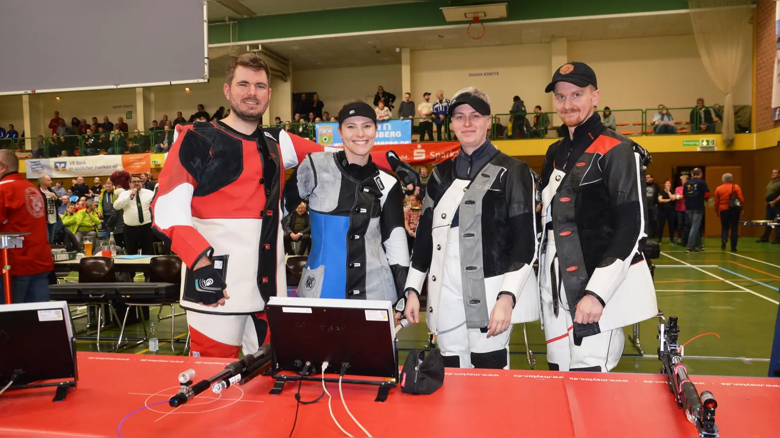 Ein erfolgreiches Quartett im Luftgewehrschießen (von links): Sebastian Hahn und Tamara Hüttner (beide SG Ansbach) sowie Daniel und Hanna Bühlmeyer (SG Hesselberg). (Foto: Peter Tippl)