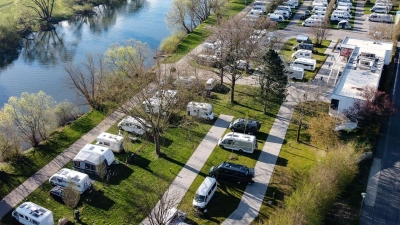 Das gute Wetter lockt: Bevor es losgeht, sollten die Batterien eingebaut, aufgeladen und technische Geräte sowie Reifen und Flüssigkeitsstände gründlich überprüft werden. (Foto: Swen Pförtner/dpa)