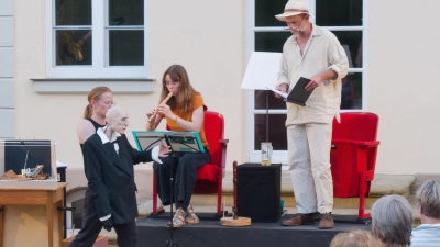 Die Puppenspielerin Sabine Effmert, die Musikerin Johanna Dörr und der Schauspieler Robert Arnold im Garten des Retti-Palais: Die Reihe „Anhören – Sommerlesungen” ging am Samstagabend zu Ende.  (Foto: Martin Stumpf)