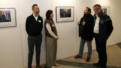 Josef Blattner und Selina Herzog vom Brücken-Center, Wolfgang Grebenhof vom Journalistenverband und Jury-Mitglied Thomas Geiger (von links) sahen sich gemeinsam die Ausstellung an. (Foto: Alexander Biernoth)