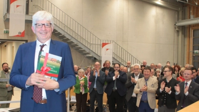 Mit stehenden Ovationen wurde Herbert May in den Ruhestand verabschiedet. (Foto: Hans-Bernd Glanz)