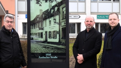 Bürgermeister Wolfgang Lampe (links) ist Aleksejs Sestakovs und Anton Rusch (rechts) dankbar für die Spende eines modernen Outdoor-Digitaldisplay. (Foto: Gerhard Krämer)