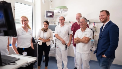 Projektleiterin Dr. med. Nora Schorscher (links) bei der Übergabe des Systems an das Team der Intensivstation der Klinik Dinkelsbühl. (Foto: ANregiomed/Tyler Larkin)