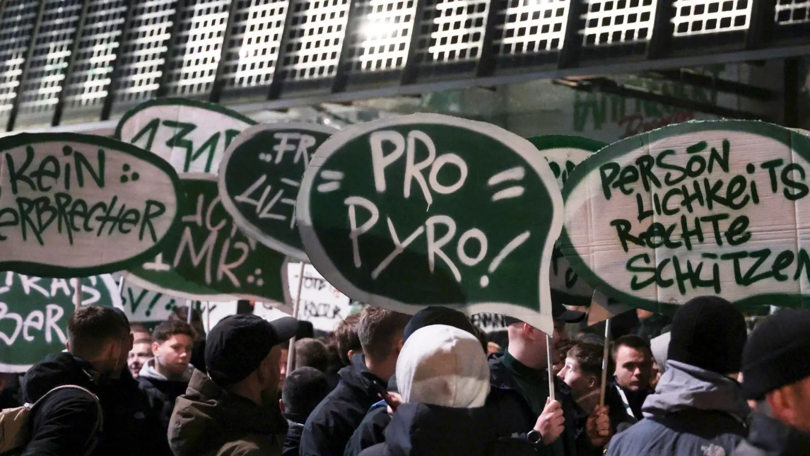 Am ersten Tag der Innenministerkonferenz in Bremen haben Hunderte Fußballfans gegen verschärfte Sicherheitsmaßnahmen beim Fußball demonstriert.  (Foto: Focke Strangmann/dpa)