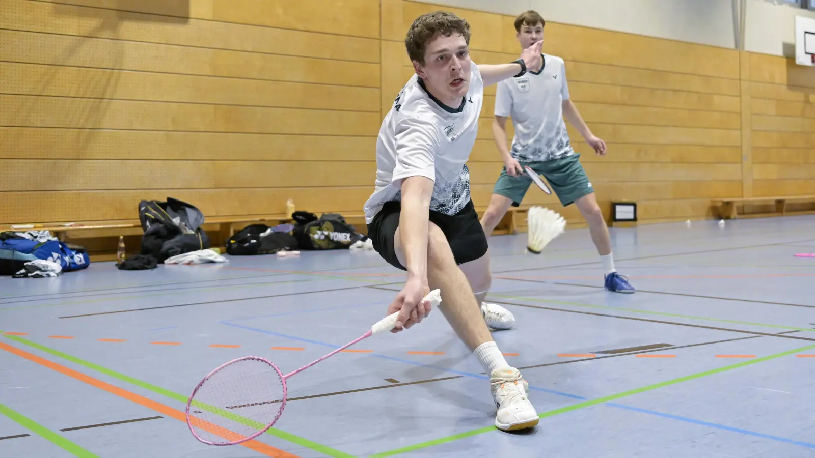Am Doppelspieltag zum Saisonabschluss holte Liam Queisser (vorne, zusammen mit Felix Buchar in einer anderen Partie) bei beiden Siegen den letzten Punkt für seinen TSV Ansbach. (Foto: Martin Rügner)