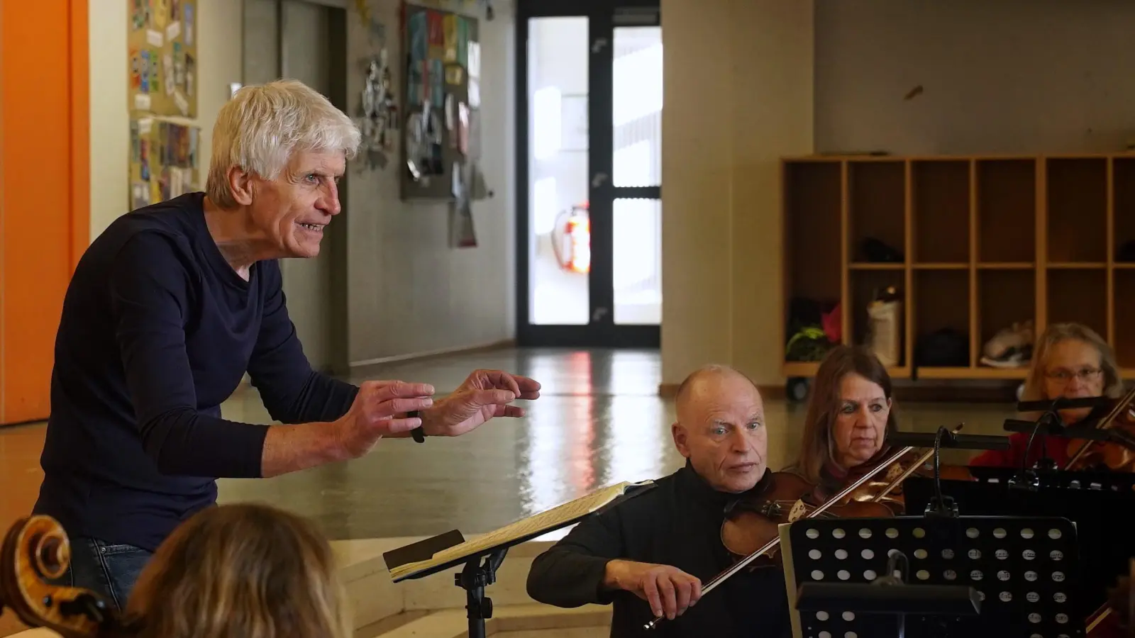 Konzentriert bei der Probe in der Aula des Theresien-Gymnasiums in Ansbach: Karl-Friedrich Beringer und die Mitglieder des Ansbacher Kammerorchesters. (Foto: Elke Walter)