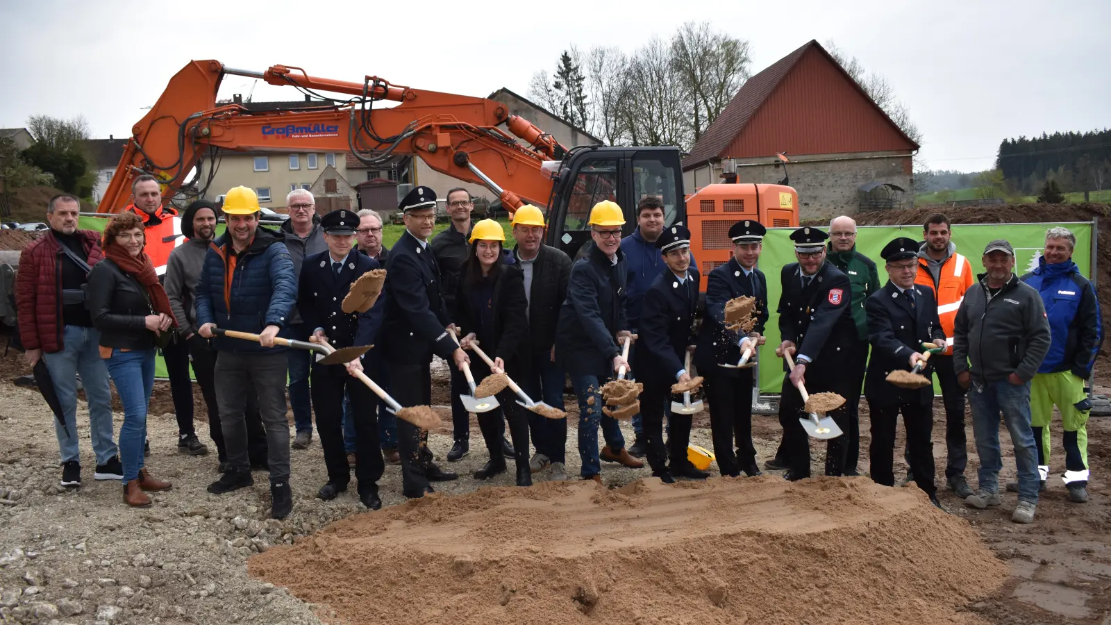 Symbolischer Spatenstich in Krapfenau: In dem Feuchtwanger Ortsteil entsteht ein neues Feuerwehrgerätehaus mitsamt einem Mehrzweckraum für die Evangelische Landjugend. (Foto: Erich Herrmann)