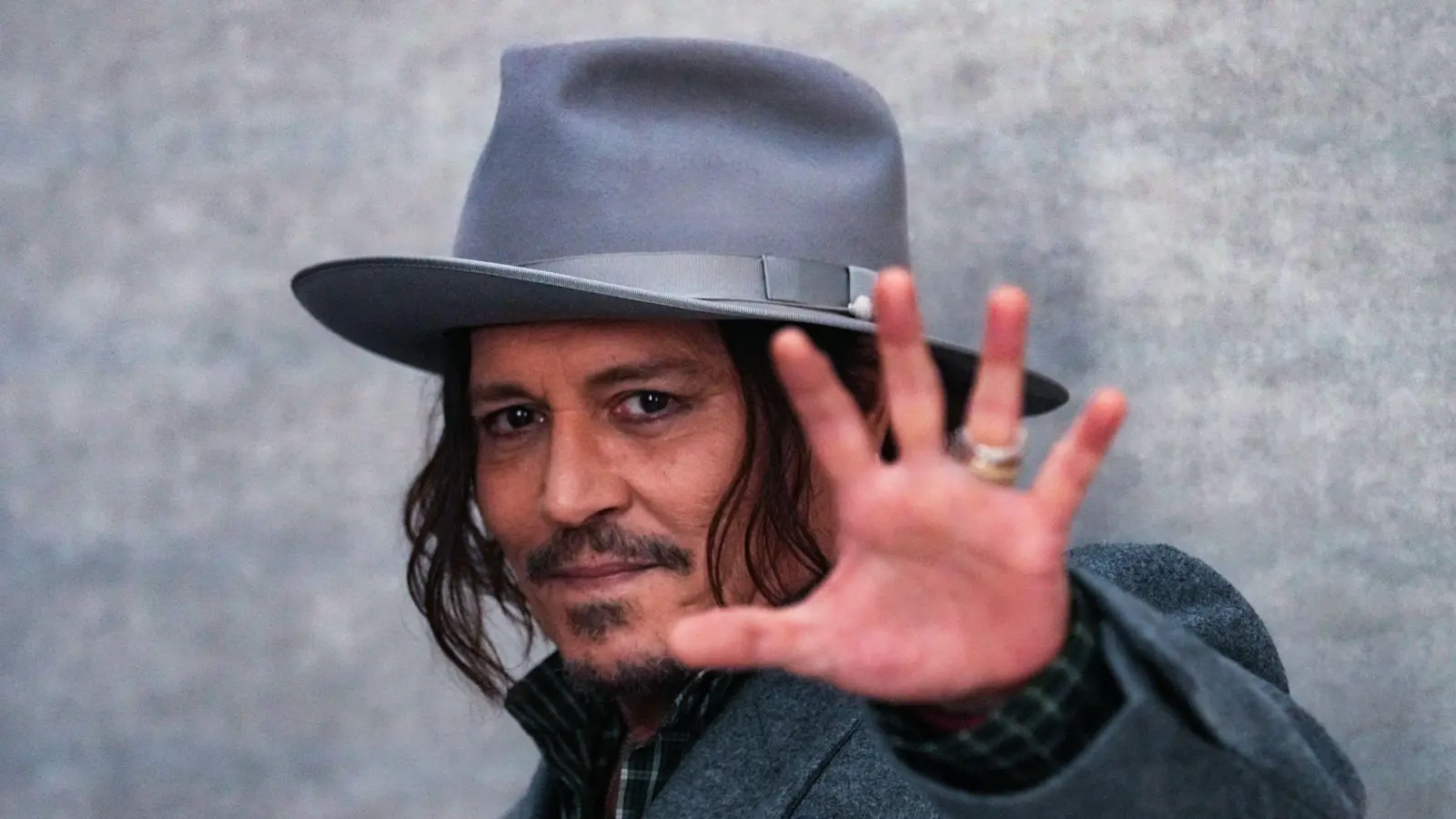 Einen Monat lang präsentieren die Art Gallery Wiesbaden und die Galerie Bilder Fuchs in Fulda Kunstwerke von Johnny Depp. (Archivbild) (Foto: Thibault Camus/AP/dpa)