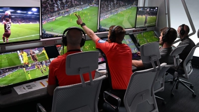 Video-Assistent Christian Dingert (2.v.l.) zeigt eine Szene an. (Foto: Federico Gambarini/dpa)