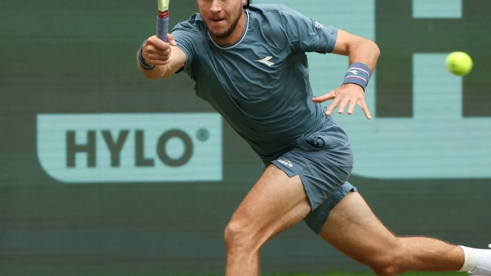 Jan-Lennard Struff trifft nun im Viertelfinale auf den Weltranglisten-Ersten Jannik Sinner. (Foto: Friso Gentsch/dpa)