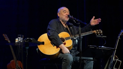 Gastierte mit seinem Programm „Visäwie“ in Bad Windsheim: der fränkische Liedermacher Wolfgang Buck (Foto: Elke Walter)