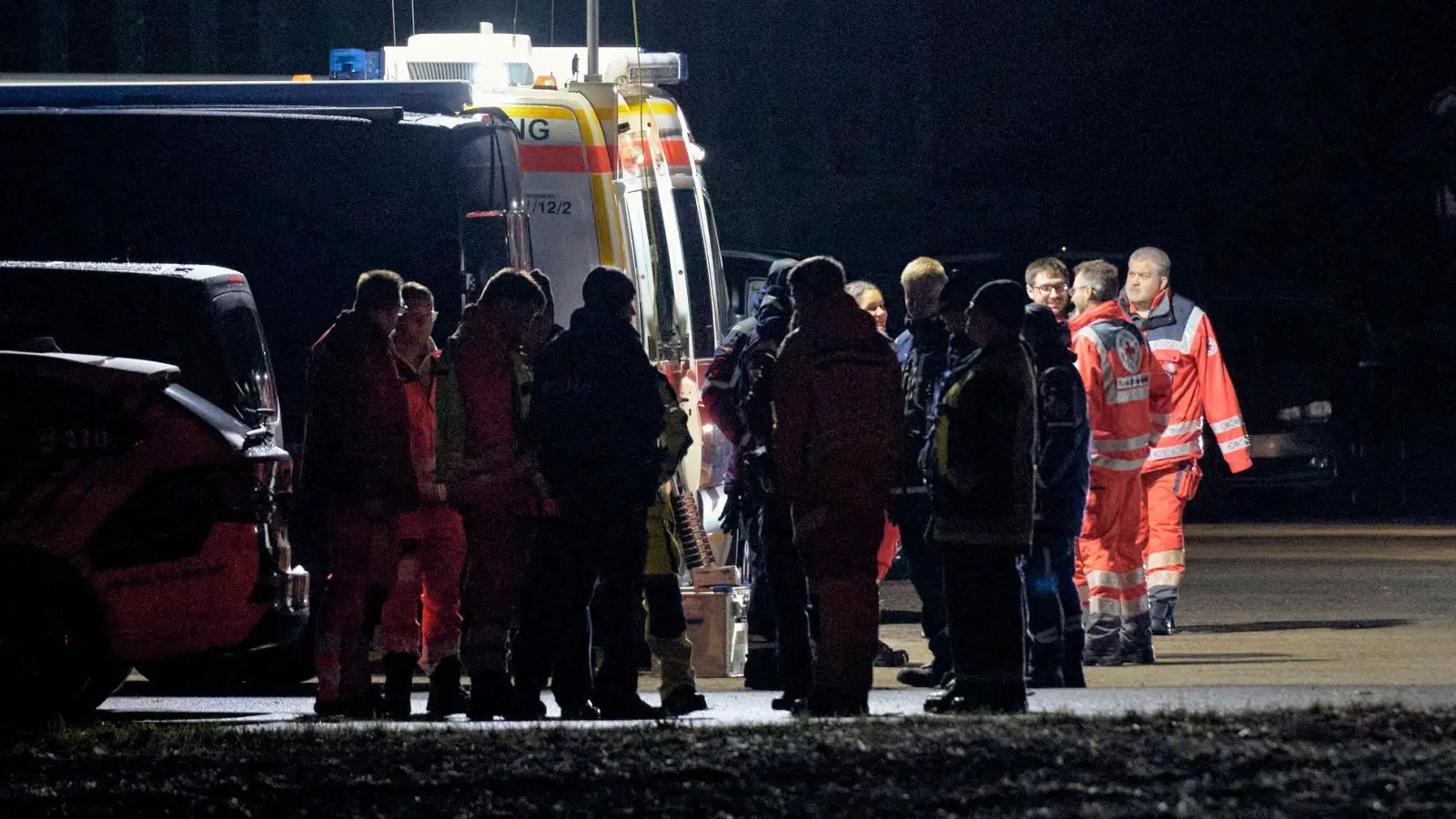 Der Einsatz zog sich bis tief in die Nacht. (Foto: Tizian Gerbing/dpa)