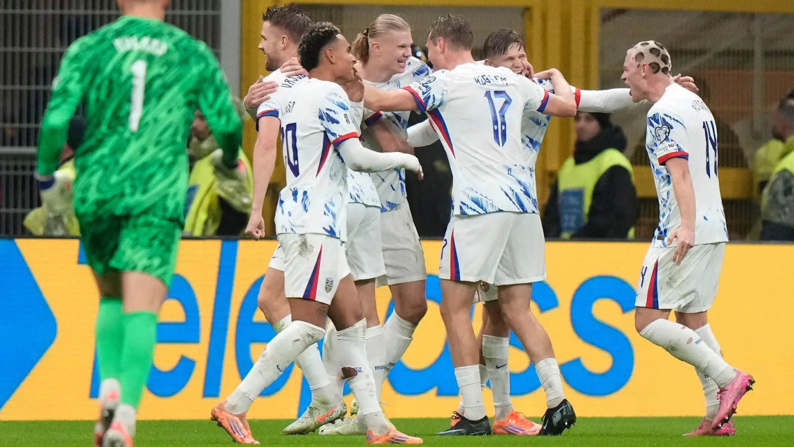 Norwegen und Torjäger Erling Haaland (Mitte) freuen sich nach einem 4:1 in Italien auf die erste WM-Teilnahme seit 1998. (Foto: Luca Bruno/AP/dpa)