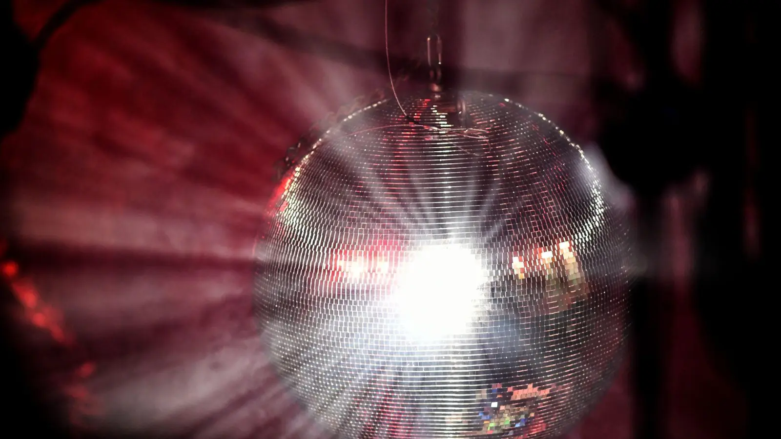 Steht das Sommerfest an? Finden Betriebsfeiern außerhalb der Arbeitszeit statt, ist die Teilnahme freiwillig - und wird auch nicht vergütet. (Foto: Britta Pedersen/dpa-Zentralbild/dpa-tmn)