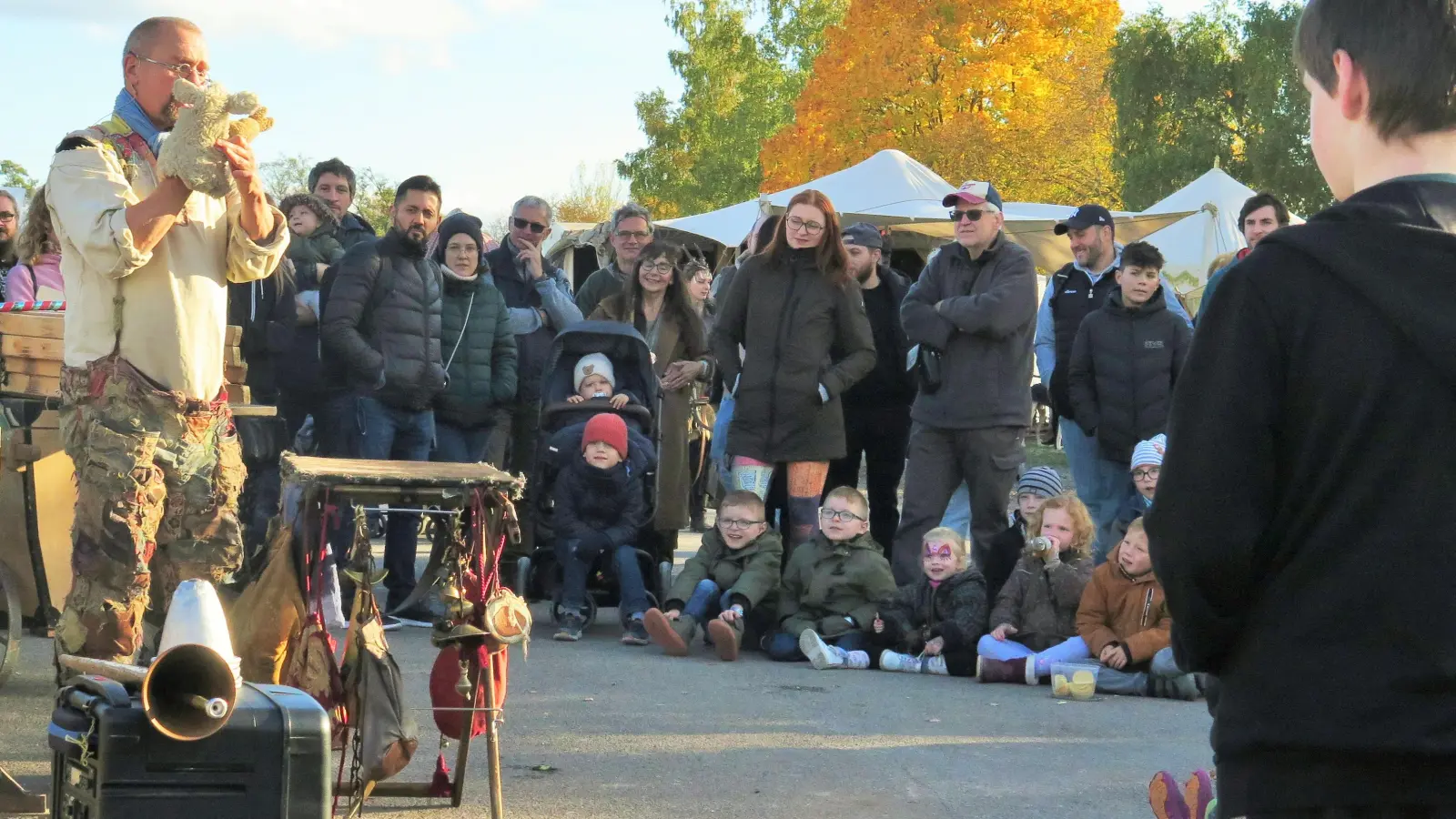 Gaukler haben nicht nur so einige Tricks auf Lager, sondern auch viel zu erzählen. So richtig ernst nehmen darf man die von Aberglauben geprägten Geschichten allerdings nicht.  (Foto: Alexander Schäffer)