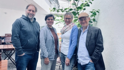 Thorsten Siebenhaar, Katja Schumann, Ulrike Koch und Thomas Koch (von links) vom freien Ansbacher Theaterensemble Kommando Grimm schmieden Pläne fürs Weihnachtsmärchen. (Foto: Julia Kolski)