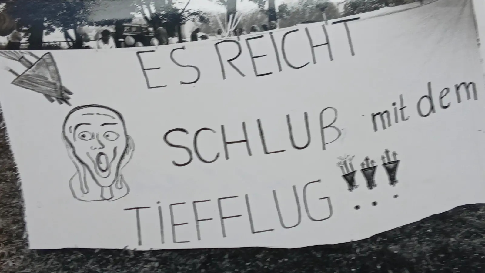 „Es reicht“: Ein Plakat von vielen damals in den Dörfern rund um den Hesselberg. (Archivbild: Sebastian Haberl)