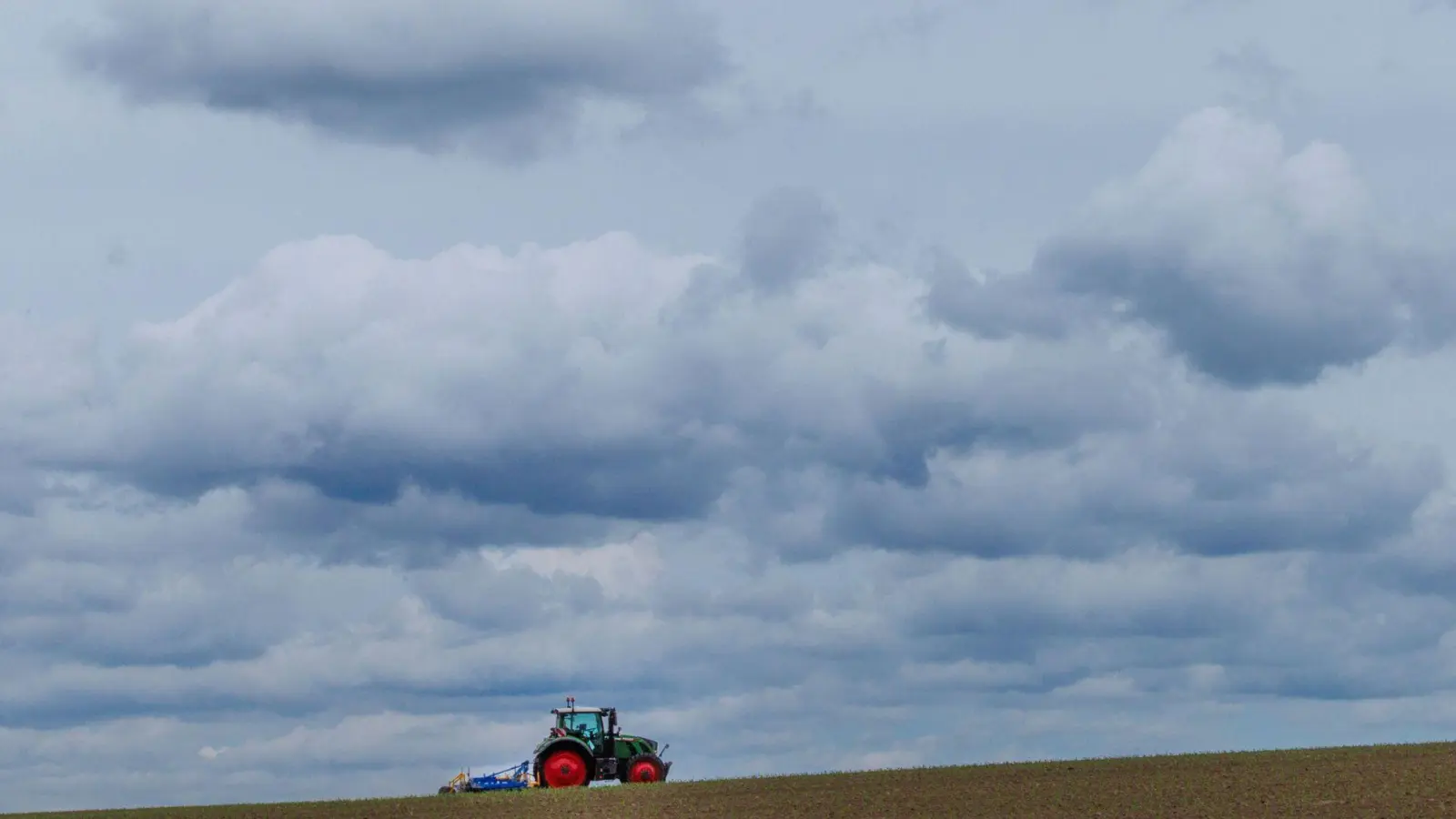 Launig zeigt sich das Wetter zum Start in die neue Woche - auf heiteres Wetter folgen am Montag vermehrt Wolken und Regenschauer. (Symbolbild) (Foto: Jens Büttner/dpa)